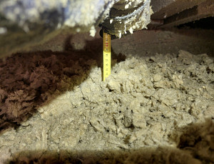 Zateplení stropu rodinného domu pomocí foukané izolace